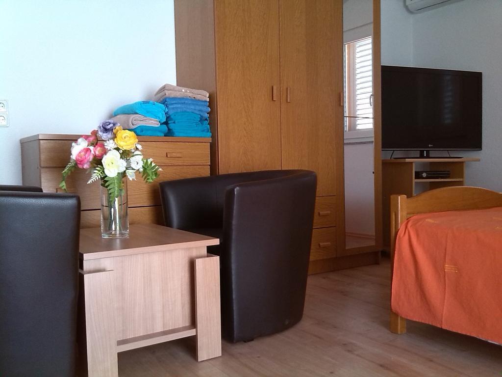 Apartments Batarilo Gornji Karin Zimmer foto